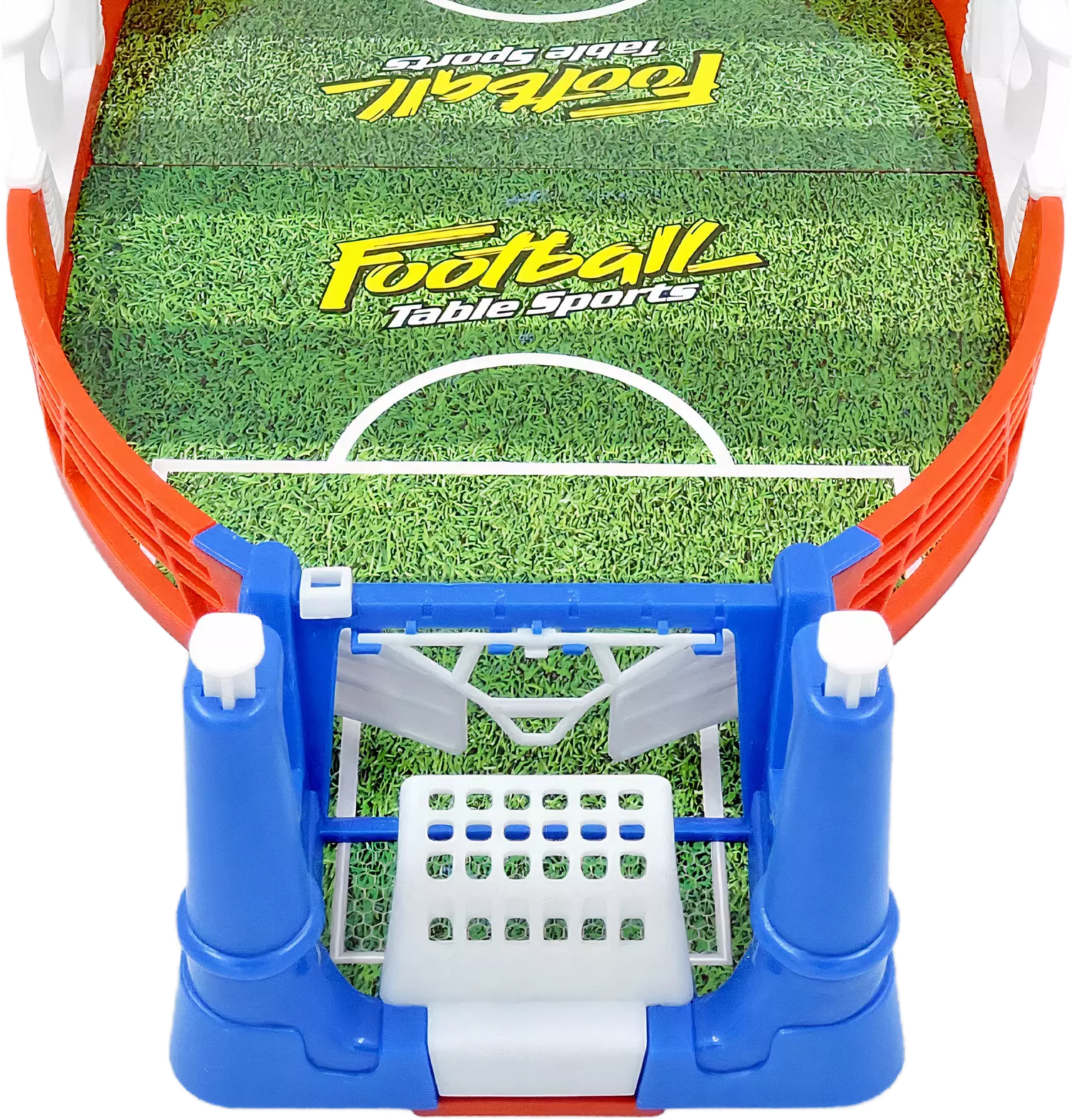 Pais e filhos se divertindo com o mini jogo de futebol de mesa.