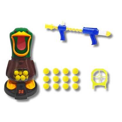 Criança sorrindo enquanto brinca com o jogo Batalha dos Patos.