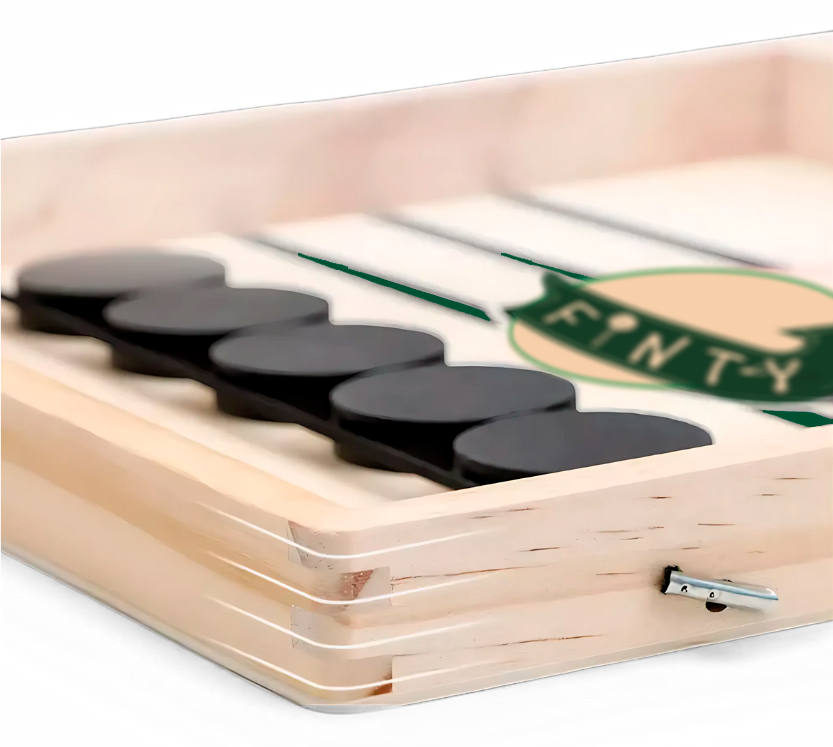 Tabuleiro de batalha de botões, duas crianças jogando sobre uma mesa