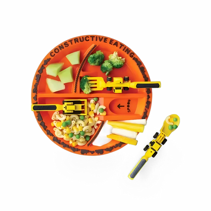 Close-up das alças antiderrapantes dos talheres infantis de construção.